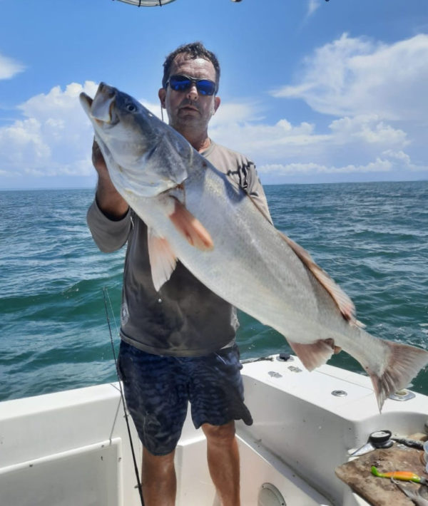 Eric Ribas guide de pêche guyane pêche sportive aux Battures acoupa rouge